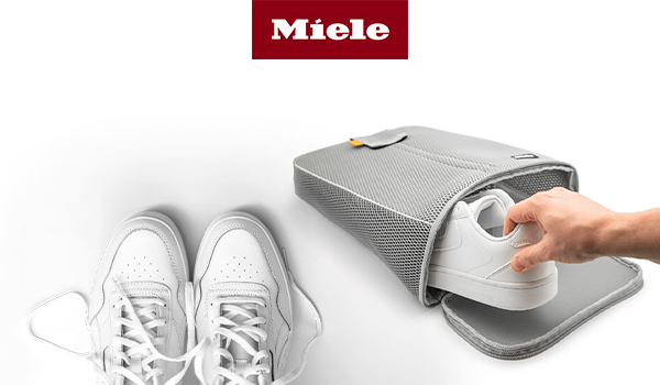 Abbildung: Miele SneakerWash Zubehör mit Waschbeutel und weißen Sneakers zur schonenden Reinigung in der Waschmaschine.
