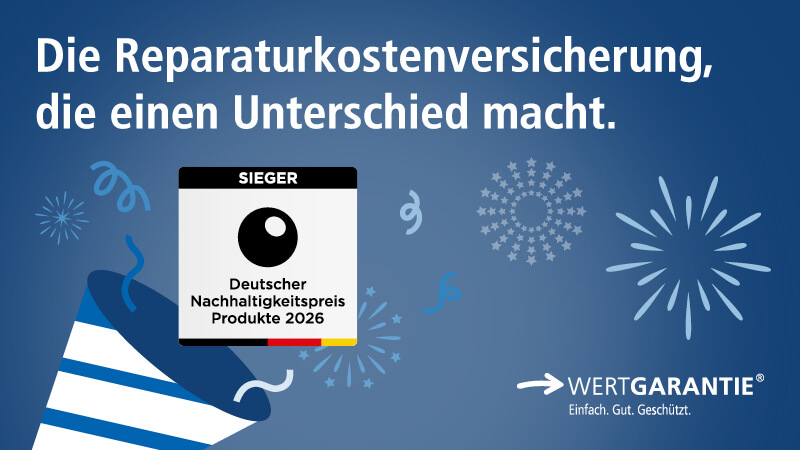 Abbildung: Grafik mit der Auszeichnung „Deutscher Nachhaltigkeitspreis Produkte 2026 – Sieger“ auf blauem Hintergrund mit Konfetti und Feuerwerk. Text: „Die Reparaturkostenversicherung, die einen Unterschied macht.“