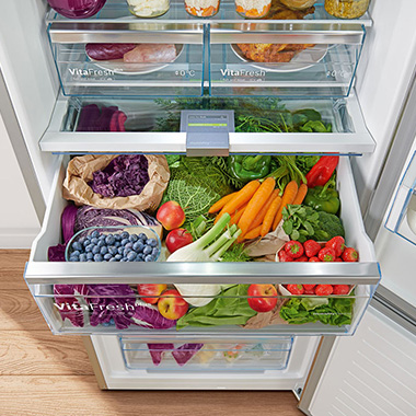 Abbildung: Frisches Obst und Gemüse in VitaFresh-Schublade für längere Haltbarkeit und optimale Lagerung.